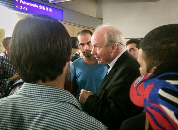 Besuch von Kardinal Schönborn am Westbahnhof